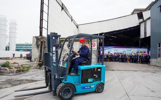 氫能玩出新寬度！我國第一臺氫能叉車應用整體解決方案在南海落地.jpg