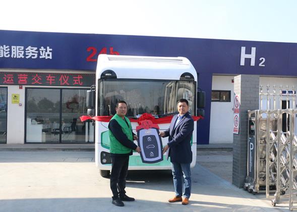 國(guó)鴻氫能助力浙江首輛4.5噸燃料電池冷鏈車(chē)交付.jpg