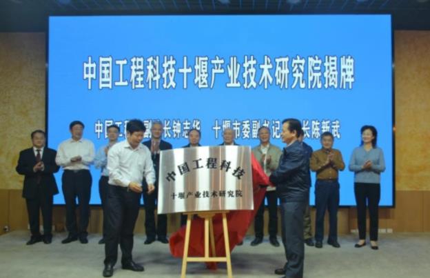 湖北省建設(shè)氫燃料電池汽車產(chǎn)業(yè)集群，十堰市開展重卡換電模式試點(diǎn).jpg