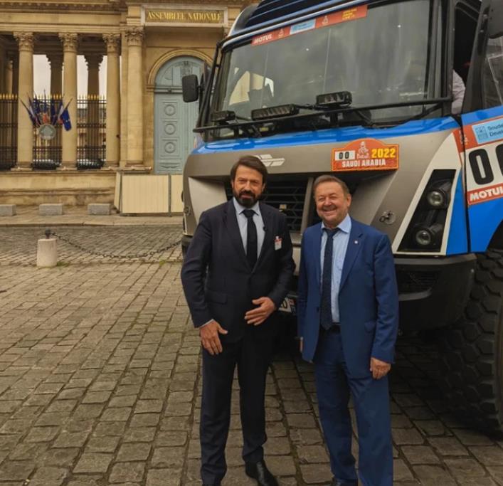 Christophe Gaussin (左) 在國會(huì)議會(huì)廳前 與法國國會(huì)議員Michel Delpon (右)展示“H2 Racing Truck”卡車.jpg