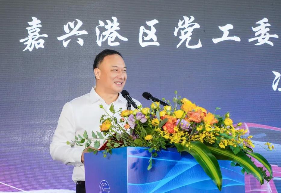50臺(tái)氫能重卡！嘉興港區(qū)舉行氫能重卡示范運(yùn)行交付暨浙江飛馳汽車首臺(tái)氫能重卡下線儀式.jpg