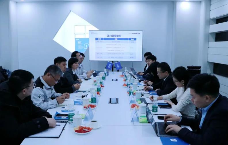 段志潔、高繼東、張?zhí)煊鸱謩e代表各方在合作協(xié)議上簽字.jpg