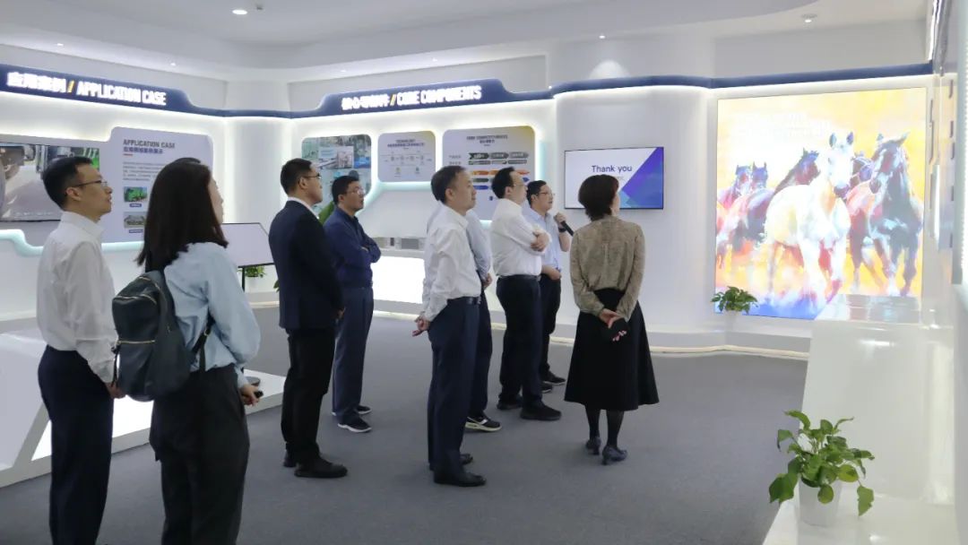 江蘇省發(fā)改委副主任高清一行調研常州翊邁.jpg